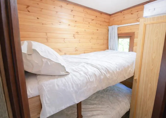 Neaum Crag Ideal For A Couple Or Family With Young Children In A Woodland Setting At Skelwith Bridge *